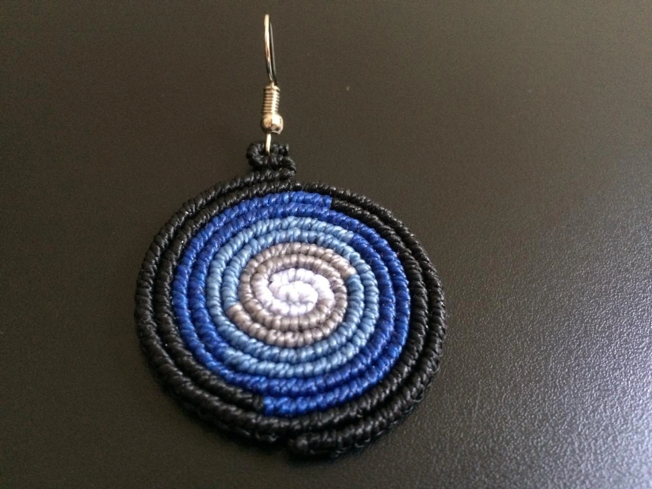 Brinco artesanal de macramê: Espiral azul