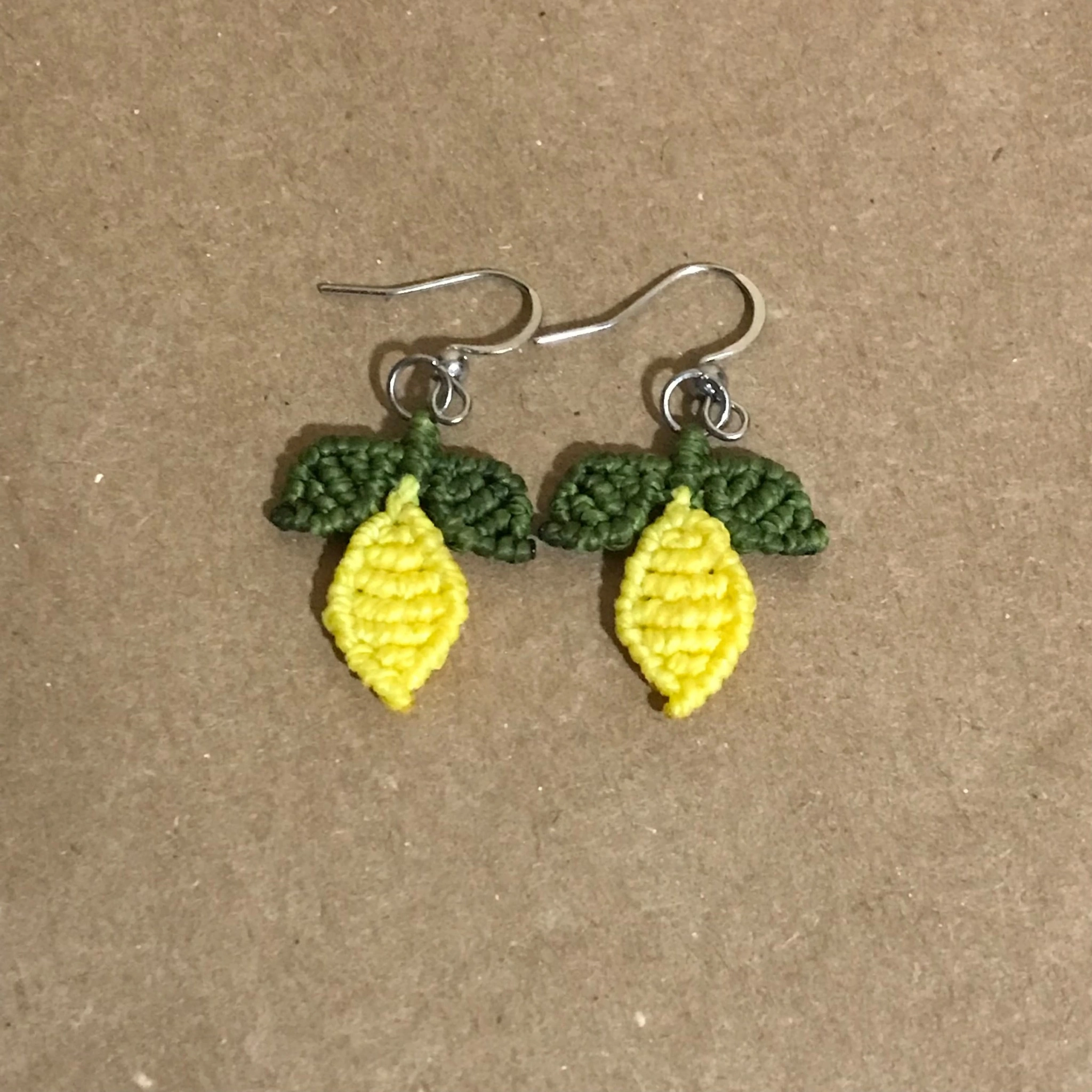 Brinco artesanal de macramê: Limão amarelo