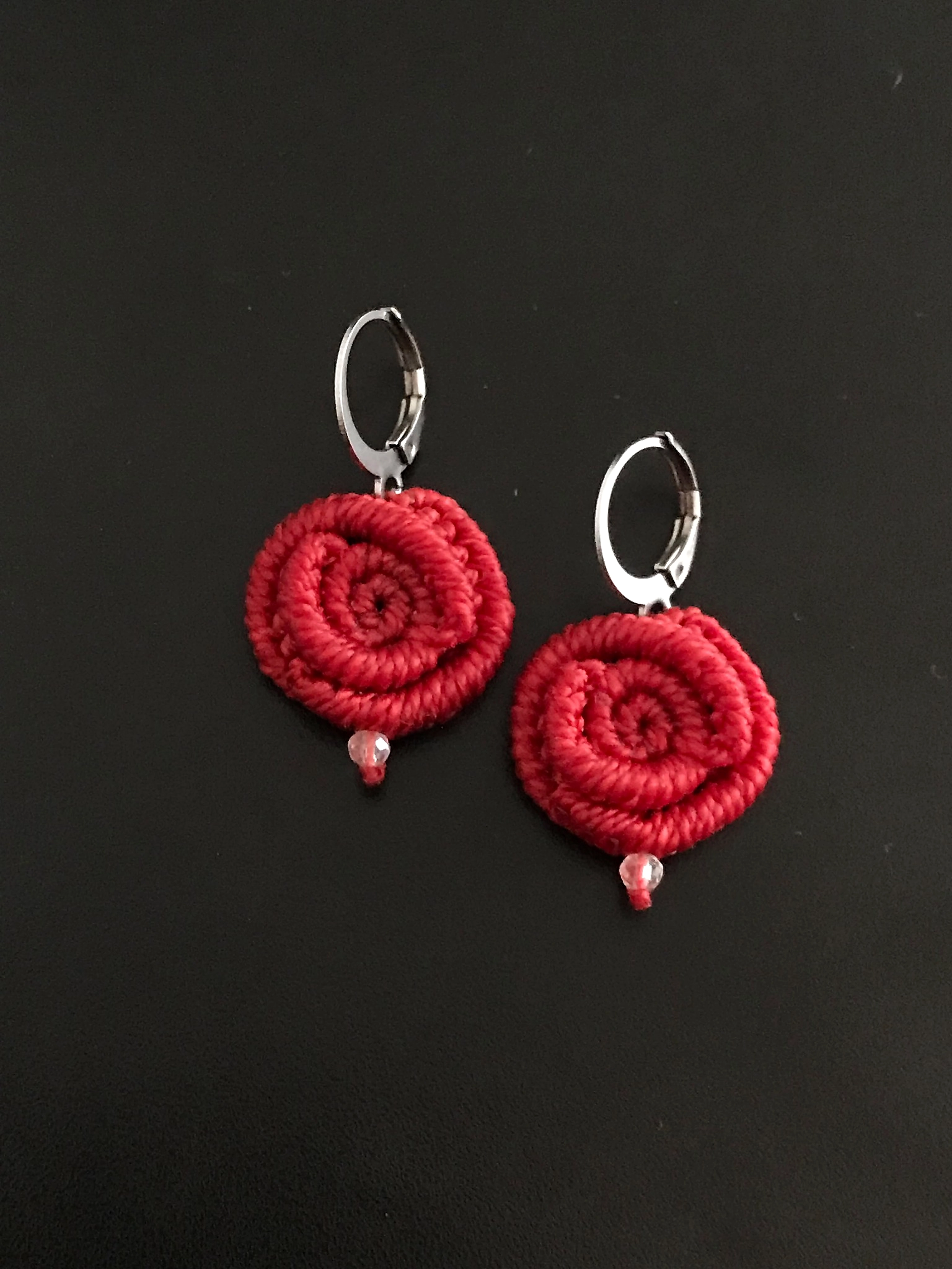 Brinco artesanal de macramê: Espiral vermelha