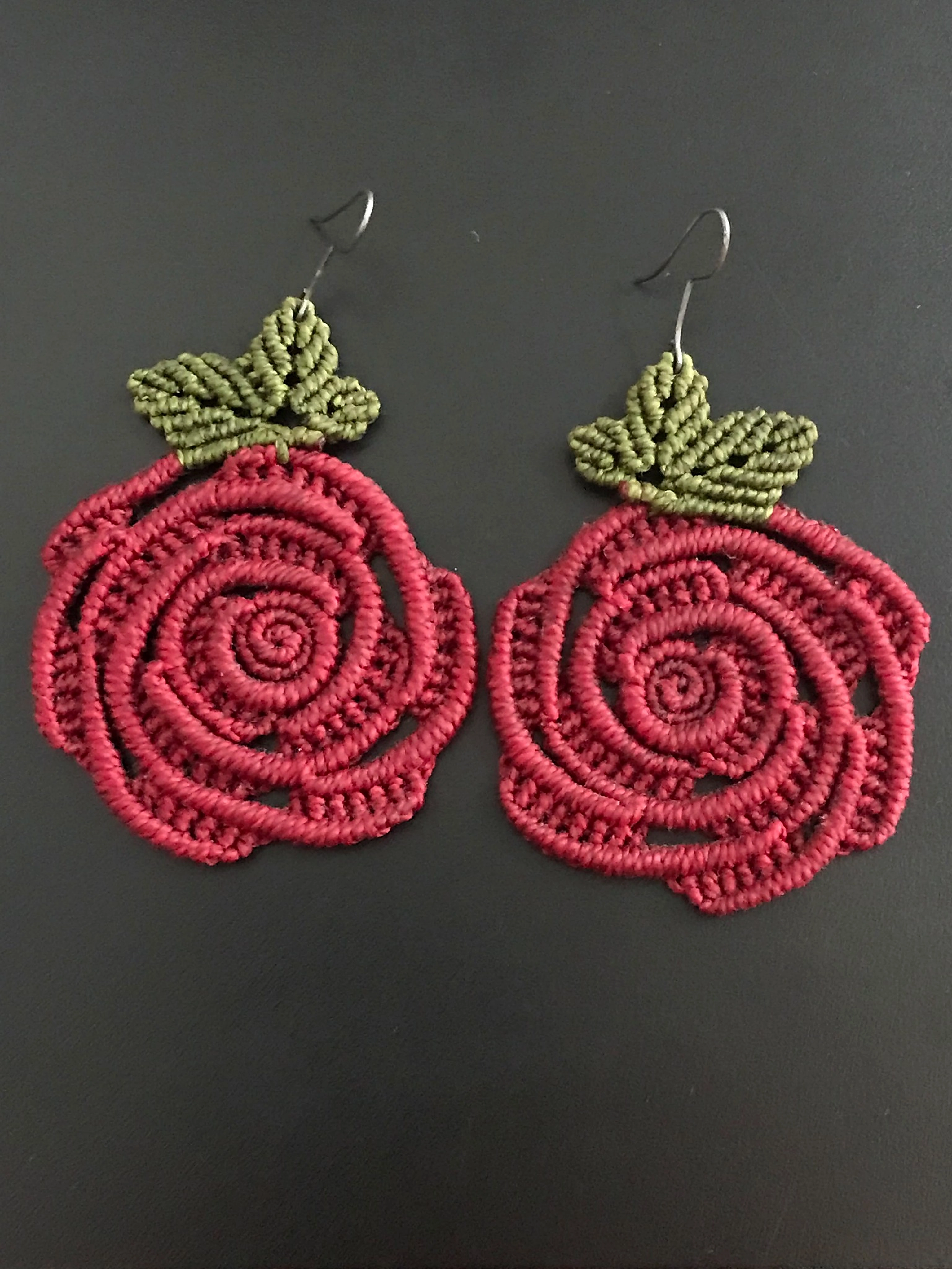 Brinco artesanal de macramê: Rosa vermelha